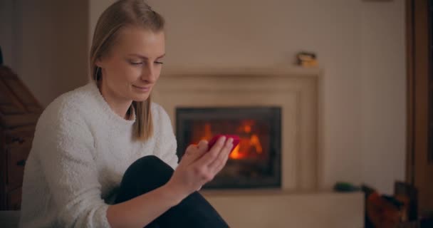 Mulher Moderna Navegando Mídia Social Texting Compras Online Usando Smartphone — Vídeo de Stock