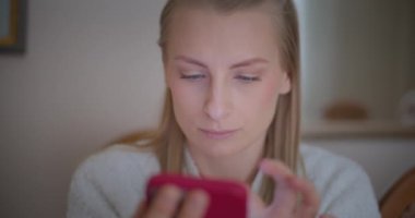 Modern Kadın Smartphone Kullanarak Sosyal Medya Mesajlaşma Alışverişi Çevrimiçi