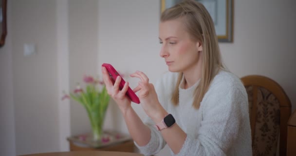 Modern Woman Browsing Social Media Μηνύματα Ψώνια Απευθείας Σύνδεση Χρησιμοποιώντας — Αρχείο Βίντεο