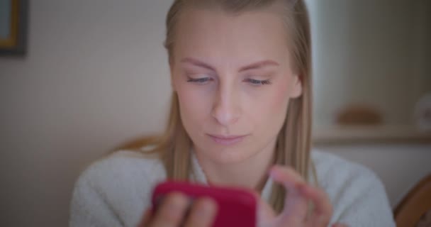 现代女性使用智能手机上网浏览社交媒体短信 — 图库视频影像