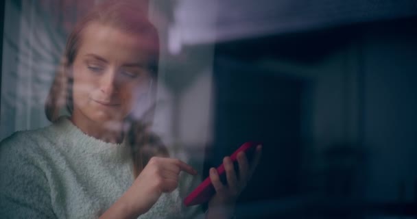 Современная Женщина Просматривает Социальные Сети Текстовых Покупок Интернете Помощью Смартфона — стоковое видео
