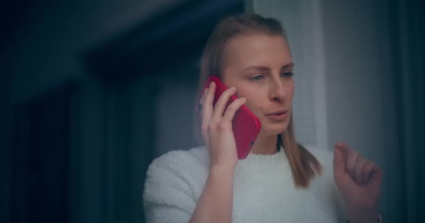 Portrét Mluvící Ženy Obchodnice Volné Noze Mluví Mobilním Telefonu — Stock video