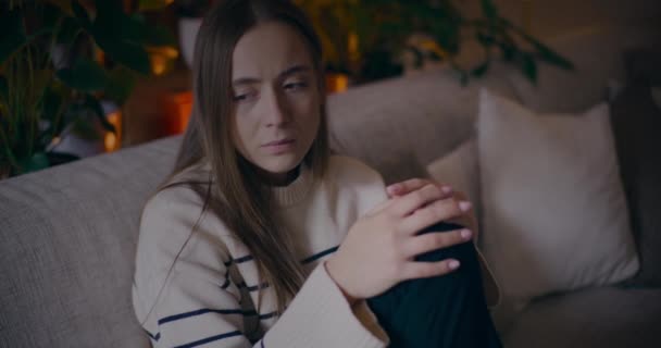 不幸な落ち込みの集中的な動揺女性の肖像画 — ストック動画