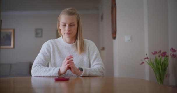Portret Niecierpliwej Kobiety Czekającej Telefon Domu Ważny Telefon Nerwowa Emerytka — Wideo stockowe