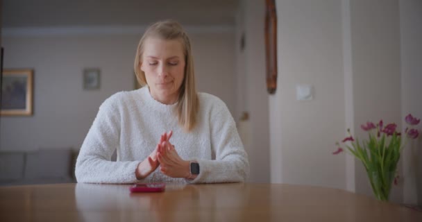 Πορτρέτο Της Ανυπόμονης Γυναίκας Αναμονή Για Μια Κλήση Στο Σπίτι — Αρχείο Βίντεο