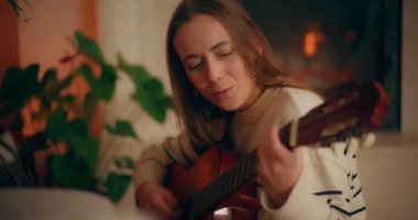 Evde Müzik Besteleme Müzik Yazan Kadın Akustik Gitar Çalıyor
