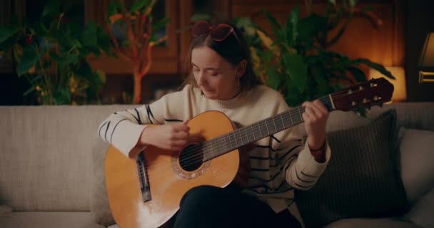 Portrét Ženy Hrající Akustickou Kytaru Doma Skládající Hudbu Skladba — Stock video