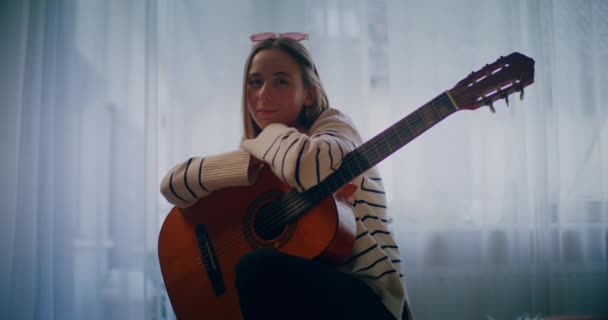 Портрет Жінки Грає Акустичну Гітару Вдома Композитор Музичний Пісняр — стокове відео