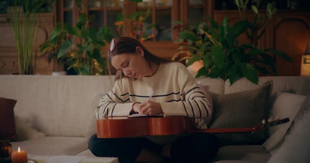 Porträtt Kvinna Som Spelar Akustisk Gitarr Hemma Komponera Musik Låtskrivande — Stockvideo