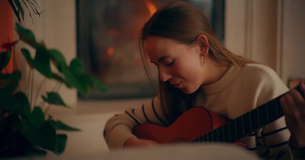Retrato Mujer Tocando Guitarra Acústica Casa Componiendo Música Composición — Vídeo de stock