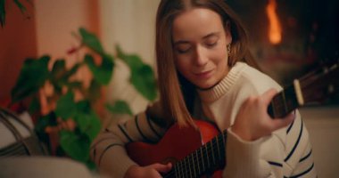 Evde Müzik Besteleme Müzik Yazan Kadın Akustik Gitar Çalıyor