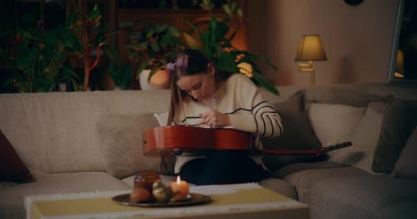 Πορτρέτο Της Γυναίκας Που Παίζει Ακουστική Κιθάρα Στο Σπίτι Συνθέτοντας — Αρχείο Βίντεο