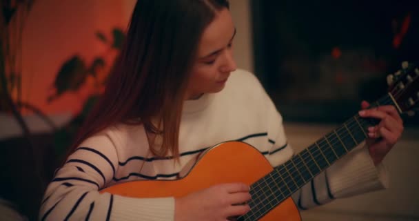 Portret Kobiety Grającej Gitarze Akustycznej Domu Komponującej Muzykę Songwriting — Wideo stockowe