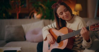 Evde Müzik Besteleme Müzik Yazan Kadın Akustik Gitar Çalıyor