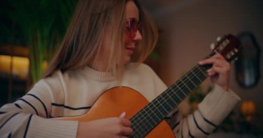 Evde Müzik Besteleme Müzik Yazan Kadın Akustik Gitar Çalıyor