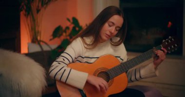 Evde Müzik Besteleme Müzik Yazan Kadın Akustik Gitar Çalıyor
