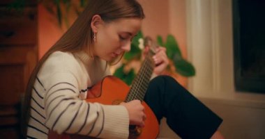 Evde Müzik Besteleme Müzik Yazan Kadın Akustik Gitar Çalıyor