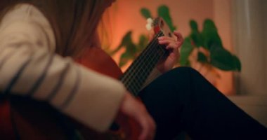 Evde Müzik Besteleme Müzik Yazan Kadın Akustik Gitar Çalıyor