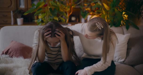 悲しみとストレスの多い女性を支援する女性 — ストック動画