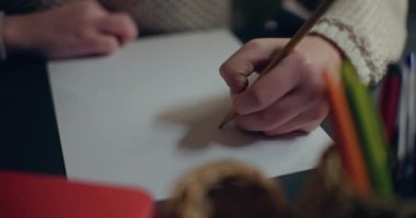 İçişleri Bakanlığı 'nda geç saatlere kadar çalışan düşünceli kadının portresi. Düşünceli Düşünceli Kadın.