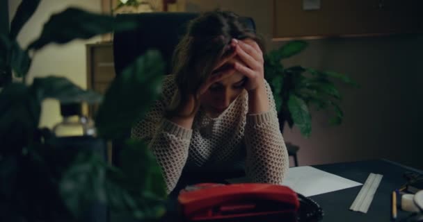 Portretul Unei Femei Pensive Care Lucrează Târziu Biroul Acasă Contemplative — Videoclip de stoc