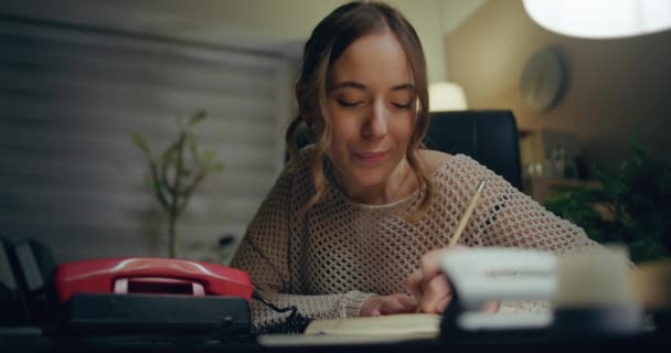 Портрет Pensive Woman Working Late Home Office Спокойная Красивая Женщина — стоковое видео