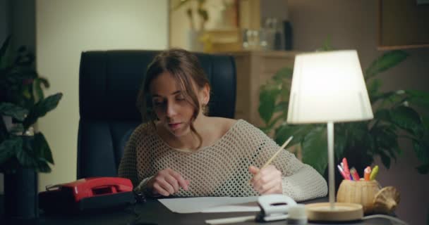 Portret Van Pensive Woman Die Laat Werkt Binnenlandse Zaken Contemplatieve — Stockvideo