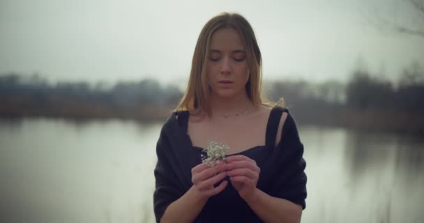 Potret Abstrak Perempuan Artistik Dancing Flowers Outdoors — Stok Video