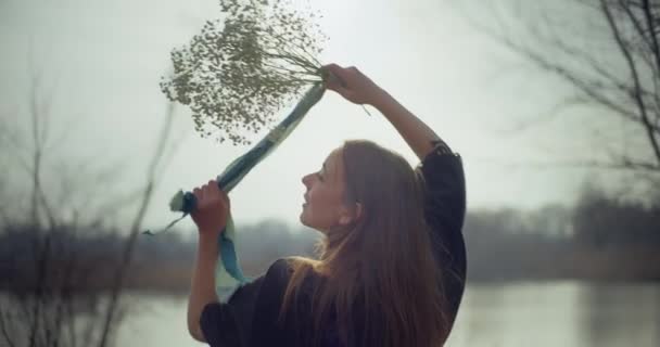Retrato Abstrato Mulher Artística Dançando Com Flores Livre — Vídeo de Stock