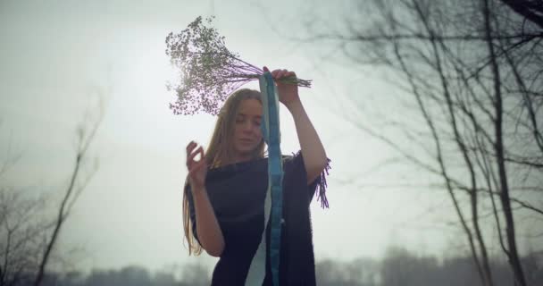 Abstract Portret Van Artistieke Vrouw Dansen Met Bloemen Buiten — Stockvideo