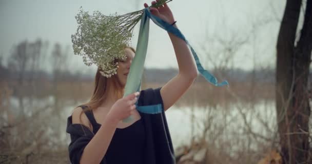 艺术女性与花朵共舞的肖像 — 图库视频影像