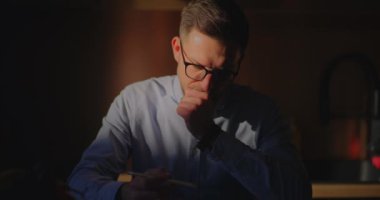 Ofiste Çalışan Dalgın Düşünceli İş Adamının Portresi