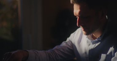 Ofiste Çalışan Dalgın Düşünceli İş Adamının Portresi