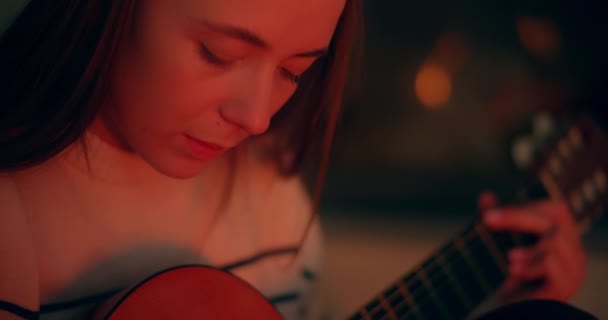 Modern Sanatçı Akustik Gitar Besteleme Müziği Çalıyor — Stok video