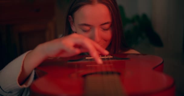 Σύγχρονη Εμπνευσμένη Καλλιτέχνης Παίζοντας Ακουστική Κιθάρας Σύνθεση Μουσική — Αρχείο Βίντεο