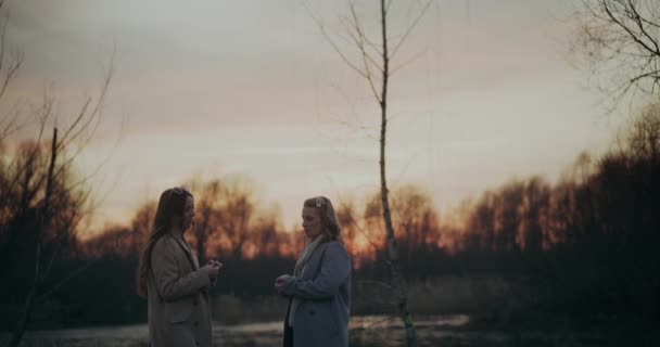 Retrato Duas Mulheres Andando Livre Falando Conversando — Vídeo de Stock