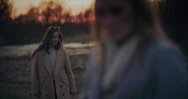 Porträtt Två Kvinnor Som Går Utomhus Och Pratar Pratar — Stockvideo