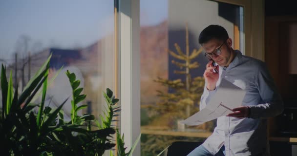 Portret Van Pensive Contemplative Businessman Werkzaam Office — Stockvideo