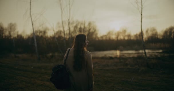 Πορτρέτο Μόνη Της Γυναίκας Έξω Στο Ηλιοβασίλεμα — Αρχείο Βίντεο