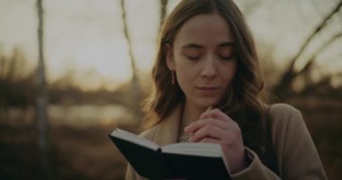 Yalnız Kadın Portresi Gün batımında 