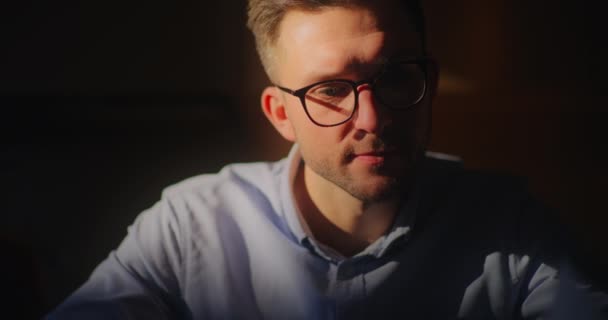 Portrait Homme Affaires Contemplatif Pensif Travaillant Dans Bureau — Video