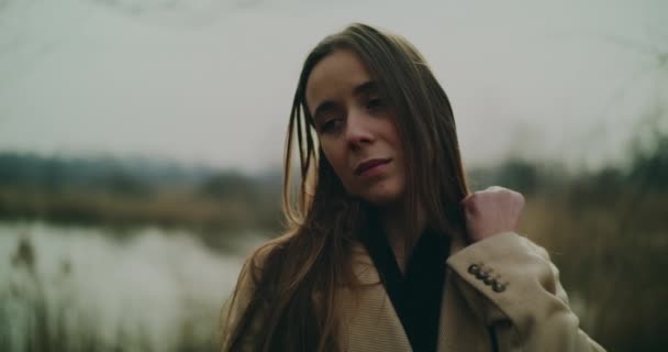 Kaderin Yanlış Yaptığı Üzgün Depresif Bir Kızın Portresi Üzgün Düşünceli — Stok video