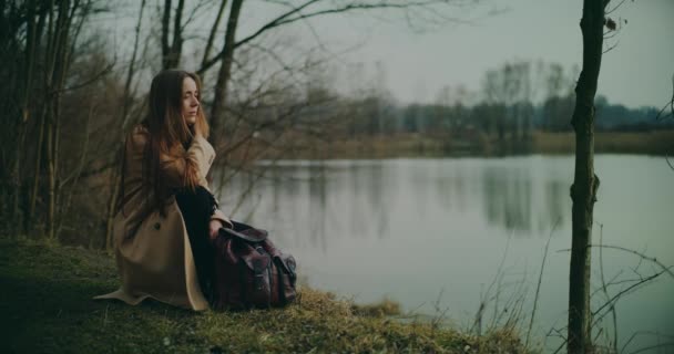 Portret Smutnej Przygnębionej Dziewczyny Skrzywdzonej Przez Los Smutna Kontemplacyjna Kobieta — Wideo stockowe