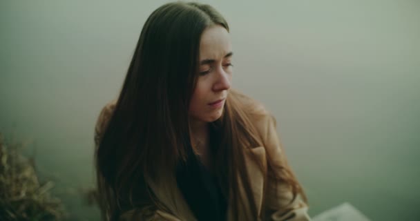 Retrato Uma Mulher Triste Deprimida Injustiçada Pelo Destino Triste Contemplativa — Vídeo de Stock
