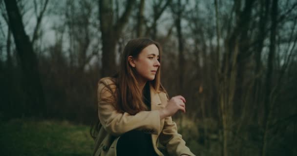 Portrét Smutné Deprimované Dívky Které Osud Ukřivdil Smutná Kontemplativní Přemýšlivá — Stock video