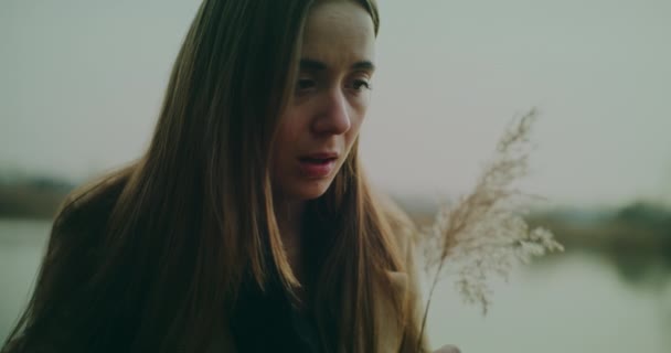 Retrato Uma Rapariga Triste Deprimida Injustiçada Pelo Destino Triste Contemplativa — Vídeo de Stock