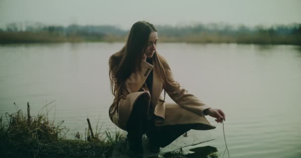 Портрет Сумної Пригніченої Дівчини Помиляється Долею Сумна Роздумна Жінка Відкритому — стокове відео