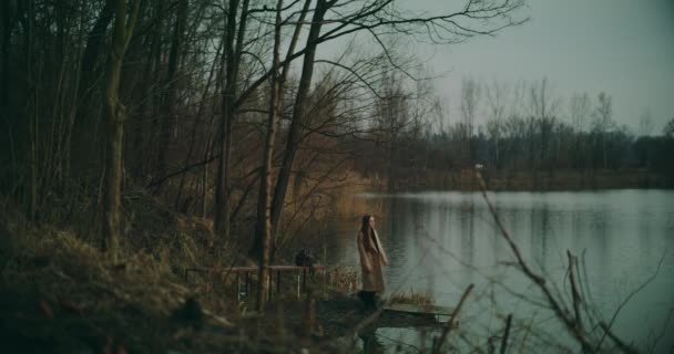 Портрет Сумної Пригніченої Дівчини Помиляється Долею Сумна Роздумна Жінка Відкритому — стокове відео