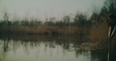 Kaderin yanlış yaptığı üzgün ve depresif bir kadının portresi. Üzgün Düşünceli Düşünceli Kadın Açık Hava:.