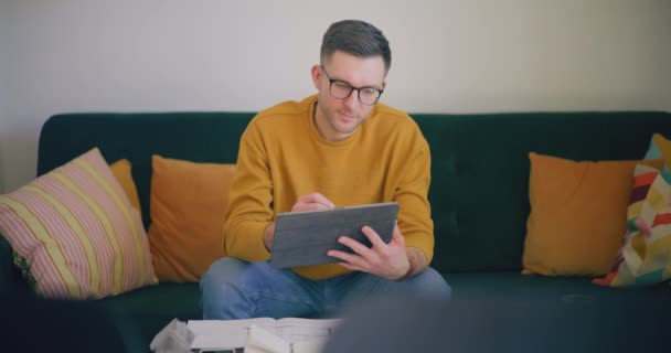 Homem Sentado Sofá Usando Tablet Digital Trabalhando Line Commerce — Vídeo de Stock